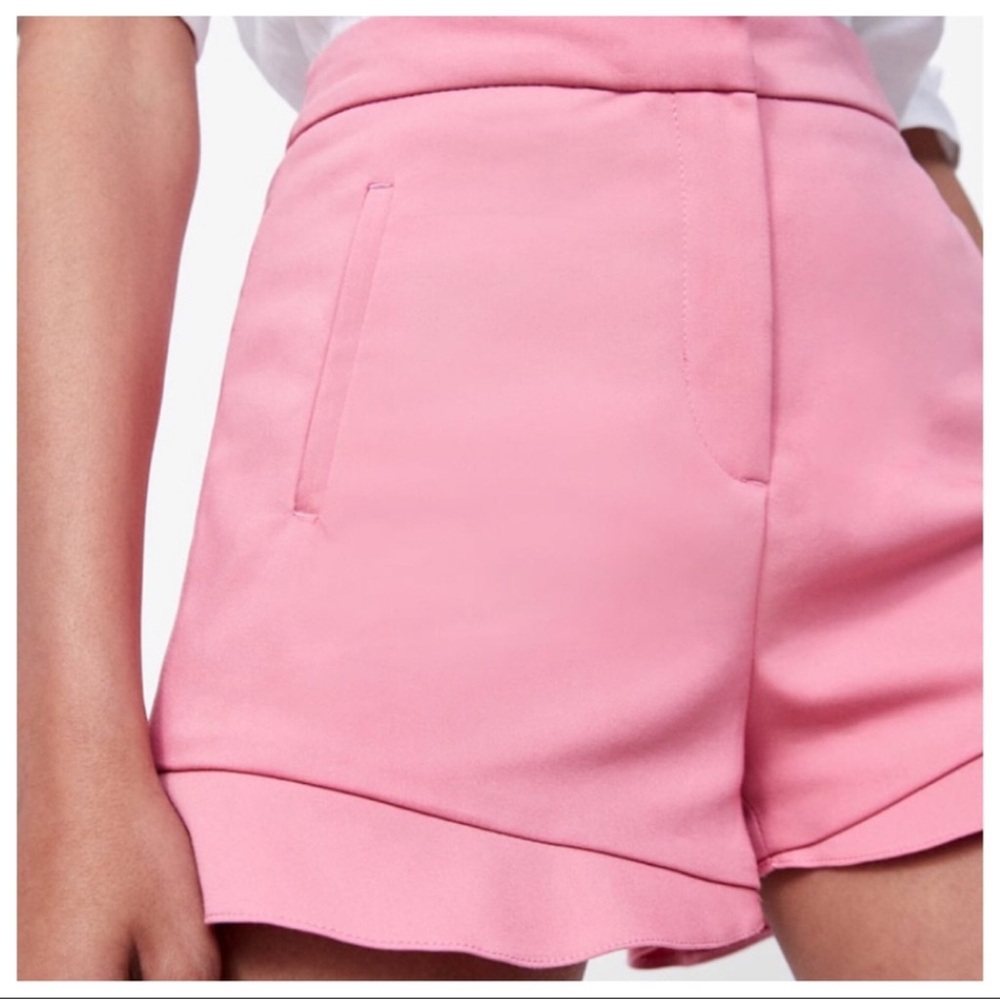 NWT. Zara pink ruffled shorts. Size M.
